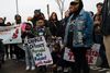 Demonstranter uden for politistationen i Sacramente ville have de to betjente tiltalt. Foto: Mason Trinca/AFP