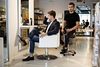Tvillingerne Rasmus og Emil Vilain Albrechtsen er digitale superstjerner. De driver Youtube-kanalen SlikHaar TV, som har 1,5 mio. abonnenter. Ved siden af har de internetshoppen Slikhaarshop. Foto: Tobias Nicolai
