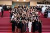 MeToo-bevægelsen startede i Hollywood, da adskillige skuespillerinder stod frem og beskyldte filmproducenten Harvey Weinstein for seksuelle krænkelser. På dette billede fra maj 2018 er i alt 82 mennesker fra filmbranchen samlet foran Palais des Festivals ved filmfestivalen i Cannes for at tage afstand fra den kønsdiskrimination, der foregår i branchen. Foto: Vianney Le Caer/Invision/AP