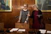 Anette Poulsen (S) og Mette Bjerre (SF) forholder sig til arbejdsbyrden som gruppeformænd. Begge peger de på., at man kan være presset af forskellige årsager - herunder er tonen på sociale medier en faktor der spiller ind. Arkivfoto: Benjamin Nørskov