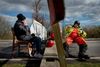 Sønderjyske Inga Rasmussen og nordtyske Karsten Tüchsen Hansen er et af de par, der blev ramt, da grænsen lukkede. Siden er historien om, hvordan de har mødtes ved grænsen hver dag, gået verden rundt. Arkivfoto: Casper Dalhoff