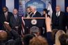 Vicepræsident Mike Pence sammen med medlemmer af coronavirus-taskforcen. Foto: Leah Millis/Reuters