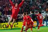 Jamie Carragher og resten af Liverpool-truppen i vild jubel efter Champions League-finalesejren over AC Milan i 2005. Foto: AP Photo/PA, Rebecca Naden