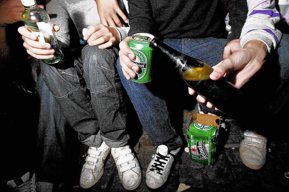 Alfabetisk orden kapitel Lily Kommune advarer mod vilde fester på skoler, hvor 14-årige drikker sig fra  sans og samling