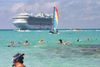 Sundhedspersonale planlægger at gå om bord på luksusskibet Caribbean Princess, når det kommer til Houston fredag.