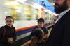 Cohen-familiens fire børn tager toget til Antwerpen for at komme i skole, fordi der ikke er jødisk-ortodokse skoler i Bruxelles. Fra venstre: Debora (11), Ezra (10), Chaya (8) med ryggen til og Rivka (13) samt børnenes far, Abraham Cohen. Erzas kalot er skjult under kasketten. Foto: Heidi Plougsgaard