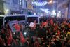 Tilhængere af præsident Erdogan demonstrerede natten til søndag i Istanbul i forbindelse med den diplomatiske krise mellem Tyrkiet og Holland. Foto: AP