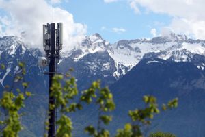 A telecommunication mast for mobile phones and data is pictured near Chexbres, Switzerland, April 26, 2019. Foto: Denis Balibouse/Reuters  