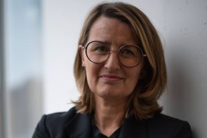 Aktuelt portræt: Den nye direktør for kunstmuseet Aros i Aarhus er nok brite af oprindelse, men Aarhus er hendes adopterede hjemby, siger hun, der lige nu er direktør for Glasmuseet Ebeltoft. Hun har masser af planer for Aros, men vil ikke fortælle om dem endnu.  