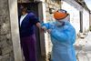En indbygger i La Paz i Bolivia bliver testet for coronavirus. Foto: Aizar Raldes/AFP