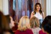 USA's førstedame, Melania Trump, holder tale under en frokost for landets guvenører i Det Hvide Hus. Hun opfordrer forældre til at tage styringen over børns brug af de sociale medier. Foto: Andrew Harnik