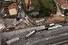 Højhastighedstogets otte vogne og to lokomotiver lå efter ulykken hulter til bulter i udkanten af byen Santiago de Compostela. En cementmur forhindrede formentlig togvognene i at ødelægge de omkringliggende huse. Var det sket, kunne dødstallet have været langt højere. I aftes var antallet af omkomne opgjort til 80 og kvæstede til 138. Foto: AP