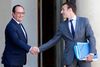 Den 31. juli 2015 var der glade miner, da den franske præsident, François Hollande, gav hånden til daværende økonomiminister, Emmanuel Macron. Nu bliver de muligvis konkurrenter ved det franske præsidentvalg i 2017. Arkivfoto: Jacques Brinon.
