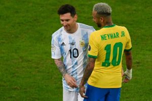 Lionel Messi er frisk og spiller mod Brasilien, hvor klubkammeraten Neymar til gengæld sidder helt over. 