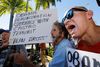 Flere eksilcubanere gik på gaden i Miami-bydelen Lille Havana for at protestere mod USA's tilnærmelser til Cuba.