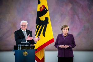 Tildelingen af Tysklands højeste udmærkelse til Angela Merkel har udløst en heftig debat. Er der helt andre – mere gustne – motiver på spil?