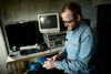 Den 35-årige Esben Hardenberg er en af de første danskere, der har fået en NFC-chip i hånden. Til daglig er han projektleder i teknologifirmaerne Mememaker og Radr. Foto: Jens Henrik Daugaard