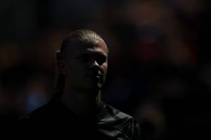 Det norske fænomen nærmer sig en udødelig status og skaber konstant et postyr omkring sig. Alligevel mangler Erling Haaland at levere på et afgørende parameter, hvis han skal overgå Lionel Messi og Cristiano Ronaldo, forklarer en tidligere topangriber.