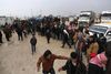 Tusinder af syrere samles på den syriske side af Bab al-Salamgrænseovergangen til Tyrkiet efter russiske luftangreb og den syriske regeringshærs fremmarch ved Aleppo. Foto: Bunyamin Aygun/AP