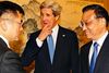 Den amerikanske udenrigsminister, John Kerry, ser ud, som om han har svært ved at finde en grimasse, der kan passe, mens den amerikanske ambassadør i Kina, Gary Locke (t.v.), hilser på Kinas regeringschef, Li Keqiang, under et møde i Beijing i april Foto: Jason Lee/AP