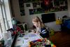 Skolen er flyttet hjem på børneværelserne. Og det fungerer godt for familien Ringgaard Poulsen i Herning. Her er ni-årige Malthe midt i matematikken. Foto: Casper Dalhoff