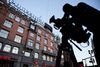 JP/Politikens hus, der bl.a. udgiver aviserne Jyllands-Posten, Politiken og Ekstra Bladet, har hovedsæde på Rådhuspladsen i København. For dette mediehus – som for de fleste andre – gælder det, at det foruden at udgive aviser også har en masse digitale udgivelser med tekst, foto og video beregnet til computer, tablet og smartphone.