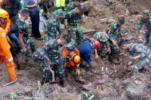 Redningsarbejdere leder efter overlevende efter et jordskred på den indonesiske ø Sulawesi. Foto: Anis Adris/AFP
