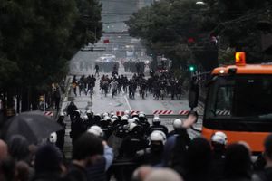 64 demonstranter er anholdt, ti politifolk kvæstet og fem politibiler ødelagt ved LGBT-parade i Beograd.