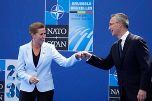 Mette Frederiksen skal langt om længe besøge den amerikanske præsident i Det Hvide Hus. Men mødet puster til spekulationer om Mette Frederiksen som ny Nato-topchef, og det kan hæmme hende herhjemme, mener JP's politiske analytiker.