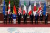 Blandt de europæiske ledere er den udprægede holdning at Iran i det store hele overholder aftalen. USA's præsident der her ses flankeres af flere af de europæiske ledere under et G7-topmøde, er af en anden mening, og varsler sanktioner mod Iran. Foto: Andrew Medichini/AP