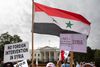 Demonstranter mod et angreb på Syrien gik i går omkring Det Hvide Hus i Washington. Foto: Carolyn Kaster/AP