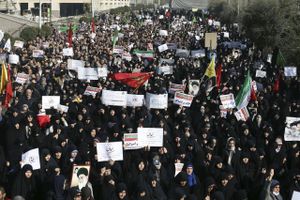 Det iranske styre står splittet, når det gælder den seneste tids demonstrationer – præsident Hassan Rouhani har udtrykt forståelse for demonstranterne, mens landets øverste åndelige leder, Ali Khamenei, håber at kunne knuse modstanden. Arkivfoto: Ebrahim Noroozi/AP