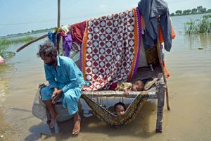 Pakistan og FN har bedt om hjælp til at håndtere den krise, som store oversvømmelser har udløst i landet.