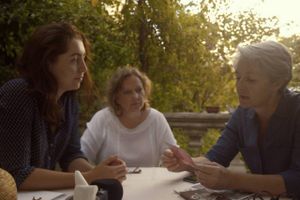 Cécile Desaint vækker sin mor til live ved at følge i hendes franske fodspor. "You Before Me" er en dokumentarfilm om sorg for dem, der ikke tør tale om den.