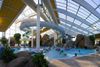 Der er både hytter og fitnesscenter med udsigt til Vesterhavet, og hvis man hellere vil bade indendørs, er der også et badeland. PR-Foto: Skallerup Seaside Resort