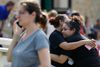 En elev omfavner sin mor og græder efter massakren på Santa Fe High School, Texas, fredag. Foto: AP/Michael Ciaglo