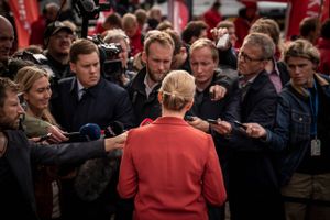 Efter valget i 1973 vågnede de gamle partier op til det, som lignede tabslister efter en krig.  Mere end en tredjedel af Folketinget blev skiftet ud, 44 pct. af vælgerne havde skiftet parti. Den rekord kan slås ved folketingsvalget den 1. november, når tre nye partier er på stemmesedlen. 