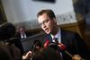 Der mangler en rygende pistol, hvor Lunde har løjet direkte for folketinget. Men han har helt sikkert ikke behandlet Dansk Folkeparti, som partiet vil behandles.Samråd Esben Lunde