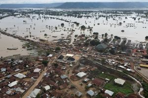 I Nigeria har oversvømmelser dræbt 603 mennesker, tvunget 1,3 millioner fra deres hjem og ødelagt 82.000 huse.