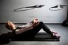 "Til maven er almindelige mavebøjninger en god løsning, og her kan du også variere ved at lave de skrå mavebøjninger," siger Henrik Duer. Foto: Tobias Nørgaard Pedersen/Polfoto