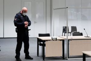 En kvinde, der er anklaget for medvirken til drab i nazistisk koncentrationslejr, flygtede kort før retssag.