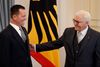 Tysklands præsident Frank-Walter Steinmeier (til højre) hilser på USA's ambassadør i Tyskland, Richard Grenell. Foto: Michael Sohn/AP