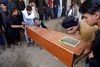 Pårørende til nogle af de 63 bryllupsgæster, der blev dræbt af en selvmordsbomber den 18. august i Kabul, begraver deres døde. Foto: Mohammad Ismail/Reuters