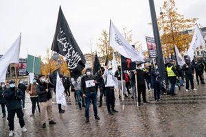 Hizb ut-Tahrir og Stram Kurs forsøgte at overdøve hinanden foran den franske ambassade i København dagen efter terrorangreb i Frankrig.  