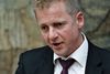 Venstres Martin Geertsen mener, at klynkende partifæller skal stoppe beklagelserne over partiformand Lars Løkke Rasmussen.