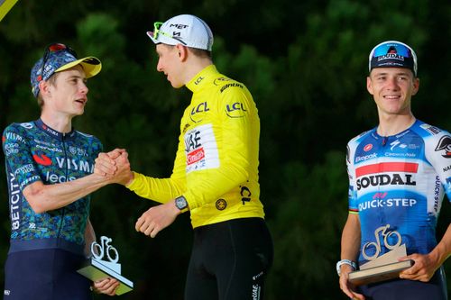 Jonas Vingegaard (tv.) og Tadej Pogacar (midten) på sejrspodiet sammen med Remco Evenepoel, der endte på tredjepladsen lige bag rivalerne. Foto: Thomas Samson