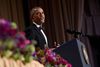 Barack Obama er kendt for veludførte taler. I aften skal Lars Løkke Rasmussen forsøge at leve op til præsidentens evner i Washington.
