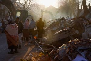 Mindst 5894 har mistet livet i Tyrkiet, og 1932 er omkommet i Syrien efter det kraftige jordskælv mandag.