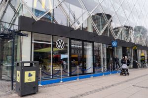 VW, Polestar, Lexus, MG og Hyundai har nu åbnet små showrooms centralt i storbyerne, hvor der er fokus på biler med strøm.