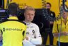 Kevin Magnussen sammen med sit team i pitten på banen i Spa. Her skal han udvise lederegenskaber, således at hele teamet kommer til at arbejde for, at han kan blive verdensmester. Foto: Geert Vanden Wijngaert/AP